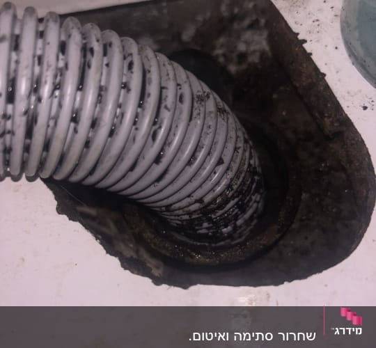 צינור פלסטיק גמיש מחובר לחור בכיור